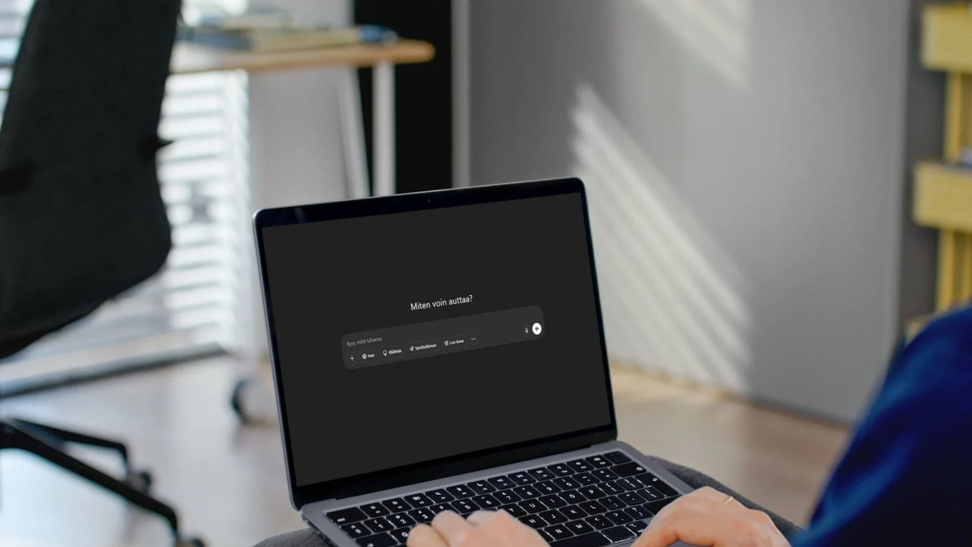 Yrittäjä käyttää tekoälyä läppärillään työssään